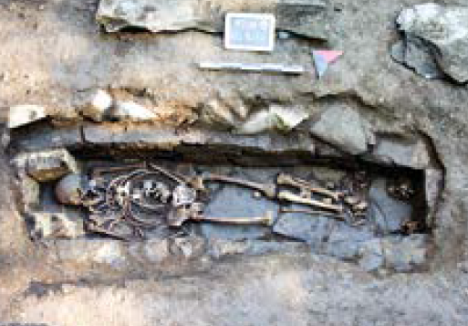 1359 7 Montieri scheletro e cassa litica 
