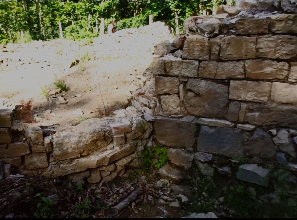 La giunzione tra la parete della chiesa e la cappella (© Paolo Galiano). 