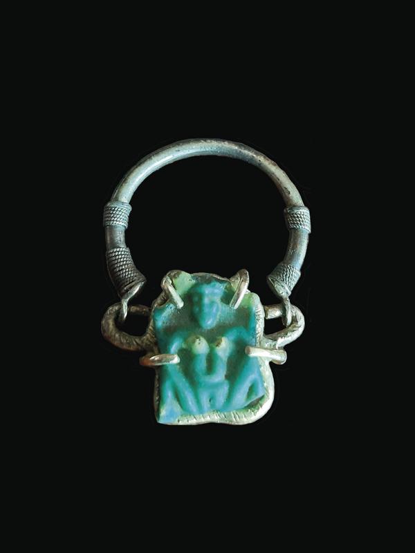 Anello girevole. Prostituta sacra isiaca Periodo tolemaico. Faïence. (provenienza: collezione Boris de Rachewiltz). 