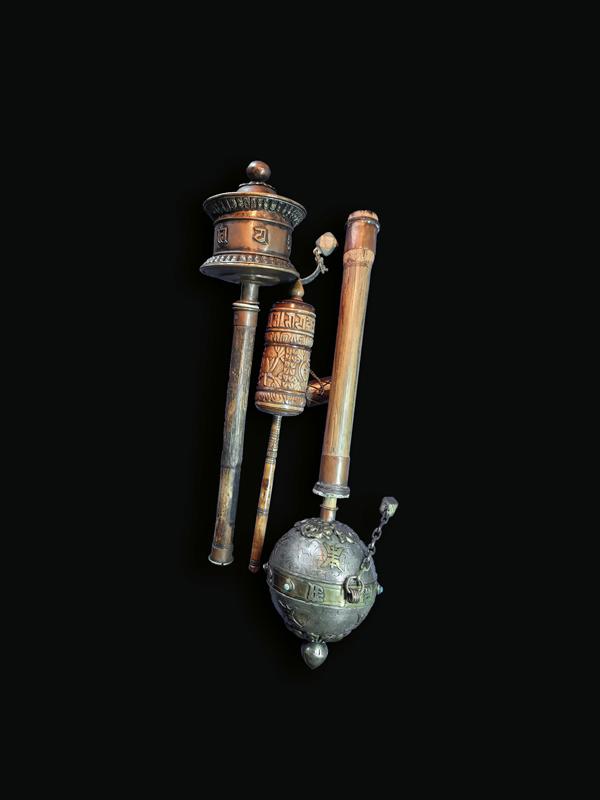 Mulinelli da preghiera tibetani, secoli XVII-XIX. Metallo e altri materiali. Misure: cm. da 15 a 20