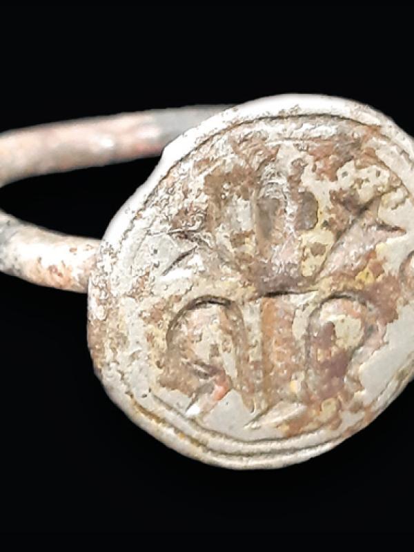 Anello medievale decorato, Europa centrale, secoli XIII-XIV