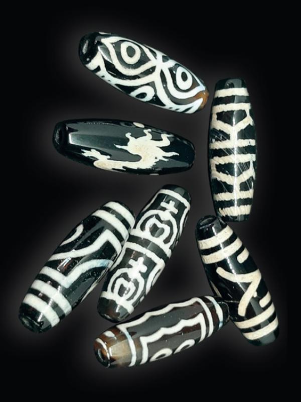 Set di sette talismani dzi tibetani, fine secolo XX-inizio XXI