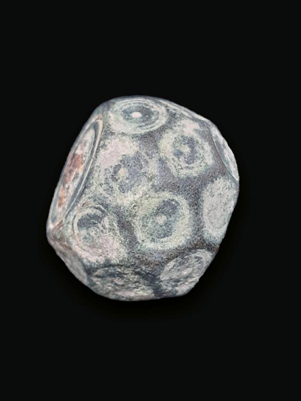 Peso in bronzo proveniente dalla Persia, III secolo d.C. Misure: cm. 2x2. 