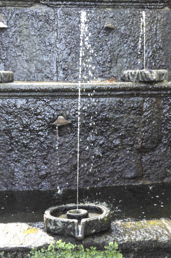 Particolare della fontana dei “lumini”